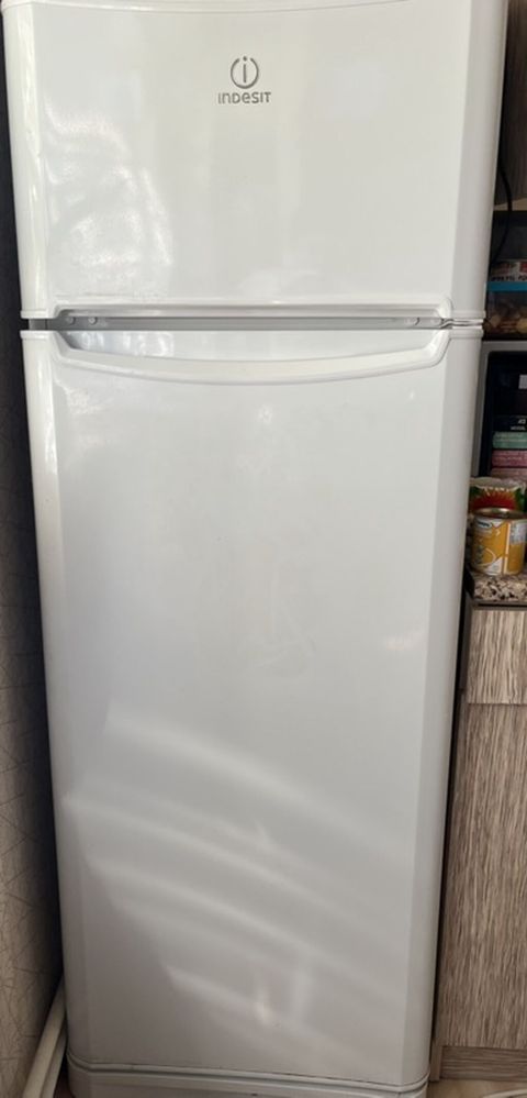 Indesit iki qapılı soyuducu - Brend: Indesit - Tip: Üst kamera