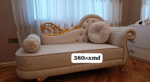 Klassik üslubda krem rəngli şezlong, qızılı oyma dekorlu