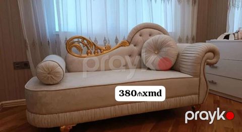 Klassik üslubda krem rəngli şezlong, qızılı oyma dekorlu