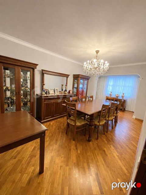 Satılır 4 otaqlı köhnə tikili 115 m²