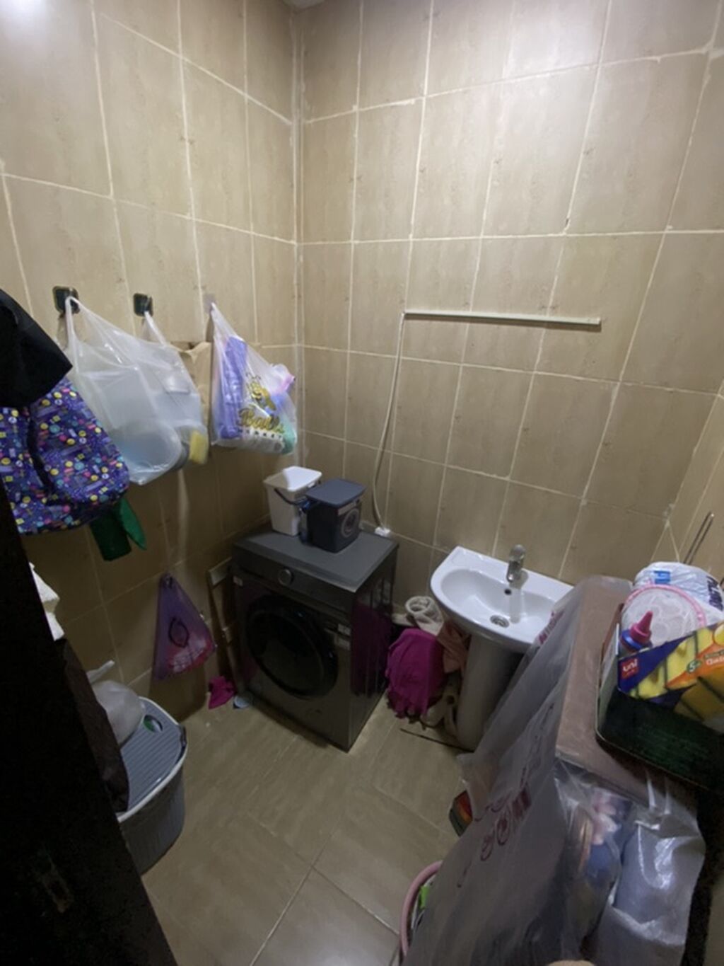 Mənzilin daxili dəhliz və eyvan görüntüləri. Aşağıdakı xüsusiyyətlər — Kombilər, Bakı (7)