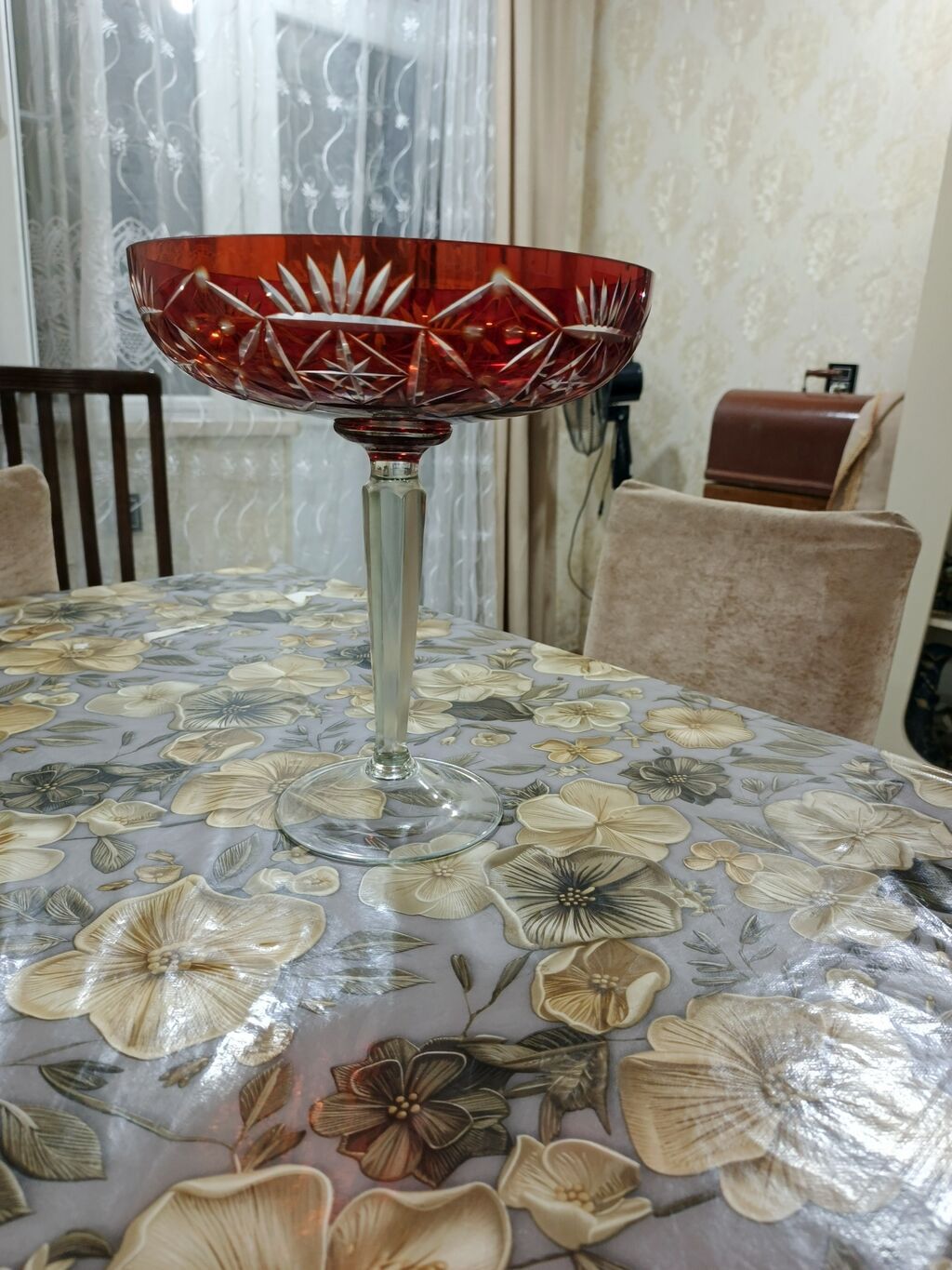 Kəsilmiş naxışlı qırmızı şirəli şüşədən hündür ayaqlı — Mallar, Xırdalan (2)