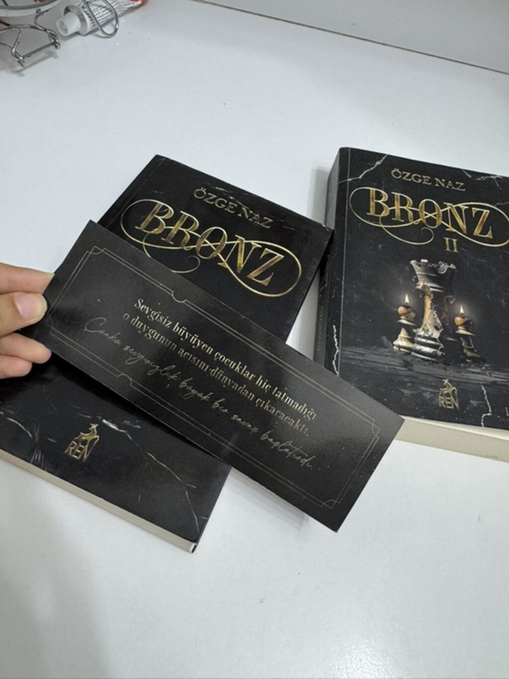 Məhsul: “Bronz” – Özge Naz (2 cildlik roman seti) Təsvir: - Ad: Bronz — Kitablar və jurnallar, Bakı (2)