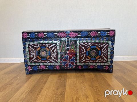 Əl işli naxışlı taxta sandıq - Material: küt taxtadan hazırlanmış