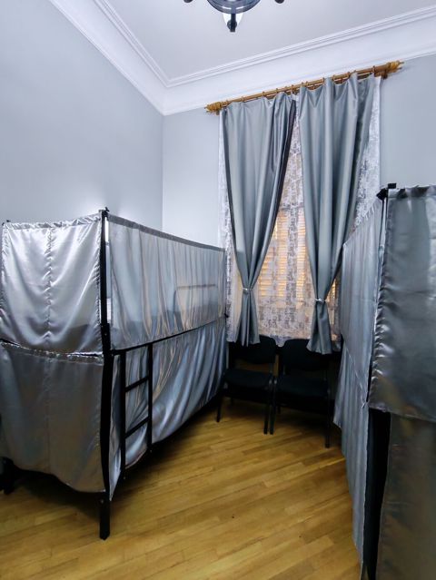 Kapsullu çarpayılarla hosteldə yataq yeri - Otaqda 4 ədəd iki