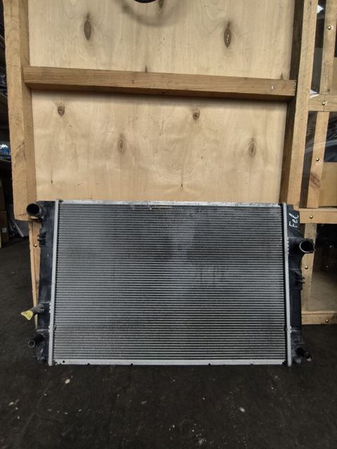 Toyota Fielder su radiatoru