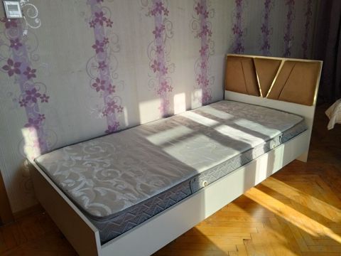 Tək nəfərlik çarpayı və döşək dəsti - Ölçü: təxmini 90×200 sm tək