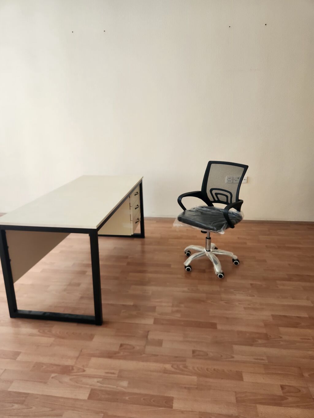Ofis masasə və ofis kreslosu dəsti - Masa: Düz formalı iş masası — Ofis mebeli, Bakı (3)