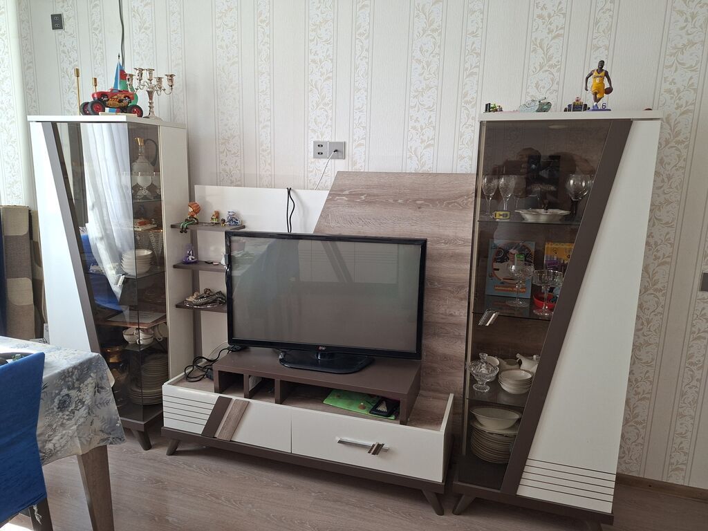 Qonaq otağı üçün dəst mebel Tərkibi: - TV stendi: mərkəzdə açıq rəfli — Mebel, Qobu
