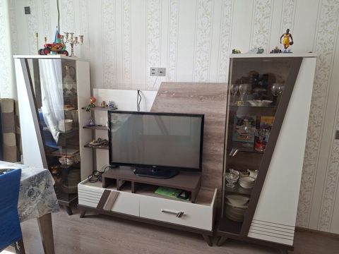Qonaq otağı üçün dəst mebel Tərkibi: - TV stendi: mərkəzdə açıq rəfli
