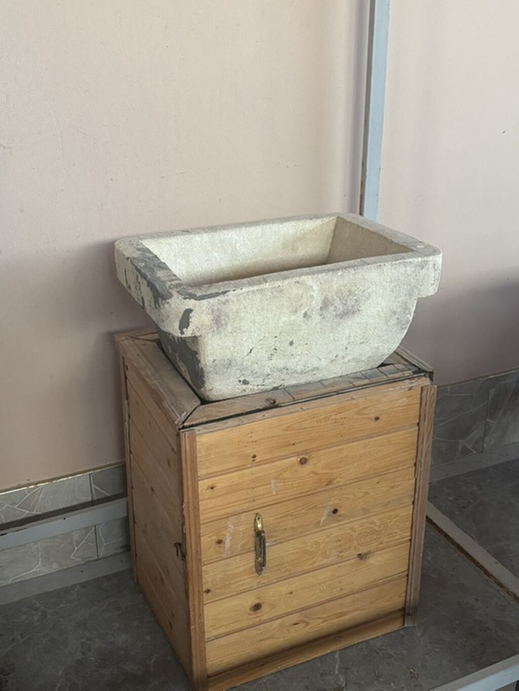 Taxta korpuslu, üst hissəsində iri dərin çanağı olan əlüzyuyan