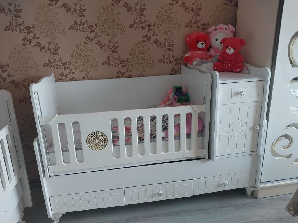 Uşaq beşik dəsti – klassik üslubda, ağ rəng. Xüsusiyyətlər: - Beşik — Mebel, Masazır