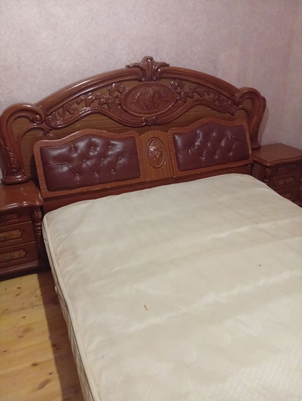 Ev sumqayitda coratda yerlesir etrafdan 5 marsrut avtobus isleyir (12) — Mebel, Saray (4)