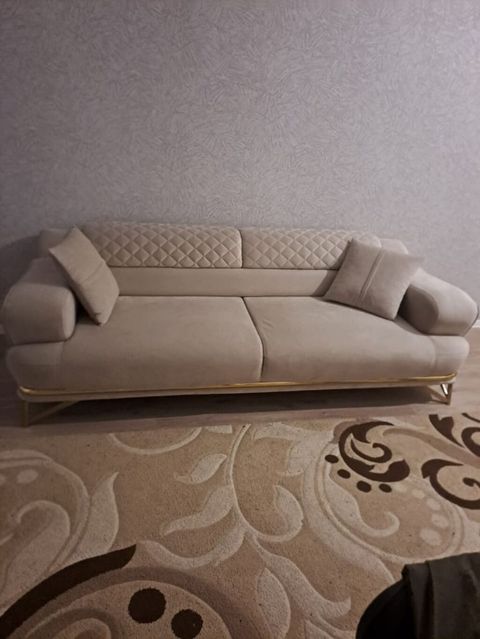 Bej rəngli müasir divan - Üslub: Minimalist, zərif xətlər; bel — Saray