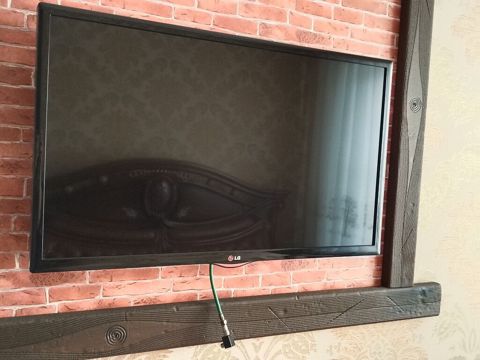 LG LED televizor, təxminən 32–37 düym ekran ölçüsü. 2 ədətdir işləmir — Bakı