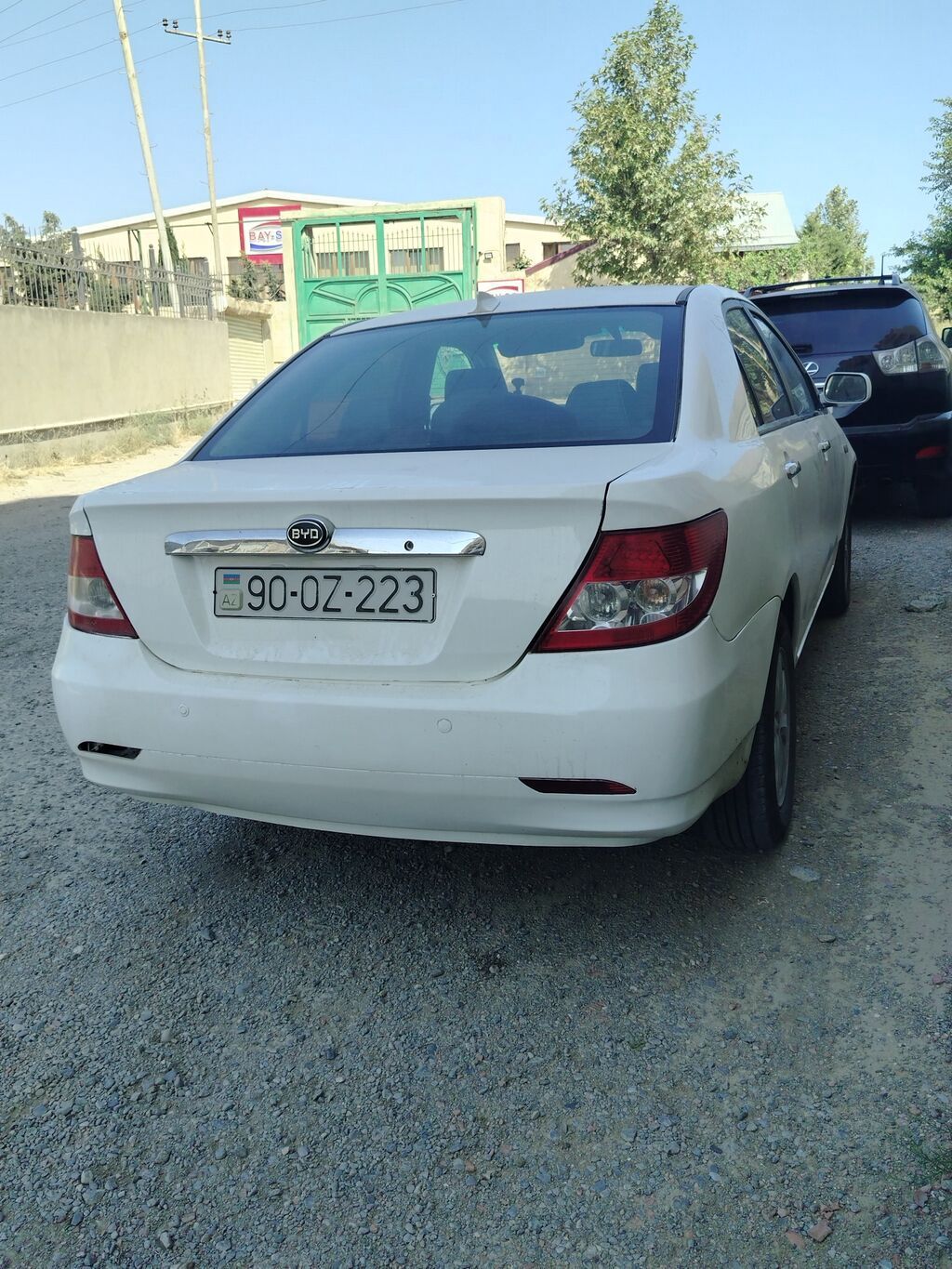 BYD sedan – ağ rəng, 4 qapı, AZ qeydiyyatı (nömrə 90-OZ-223). Şəhər