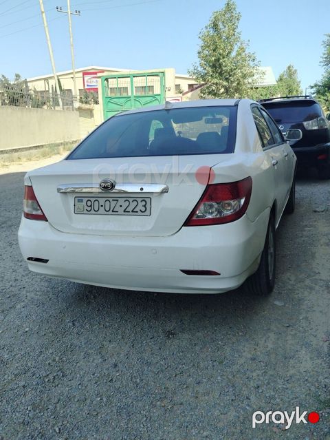 BYD sedan – ağ rəng, 4 qapı, AZ qeydiyyatı (nömrə 90-OZ-223). Şəhər