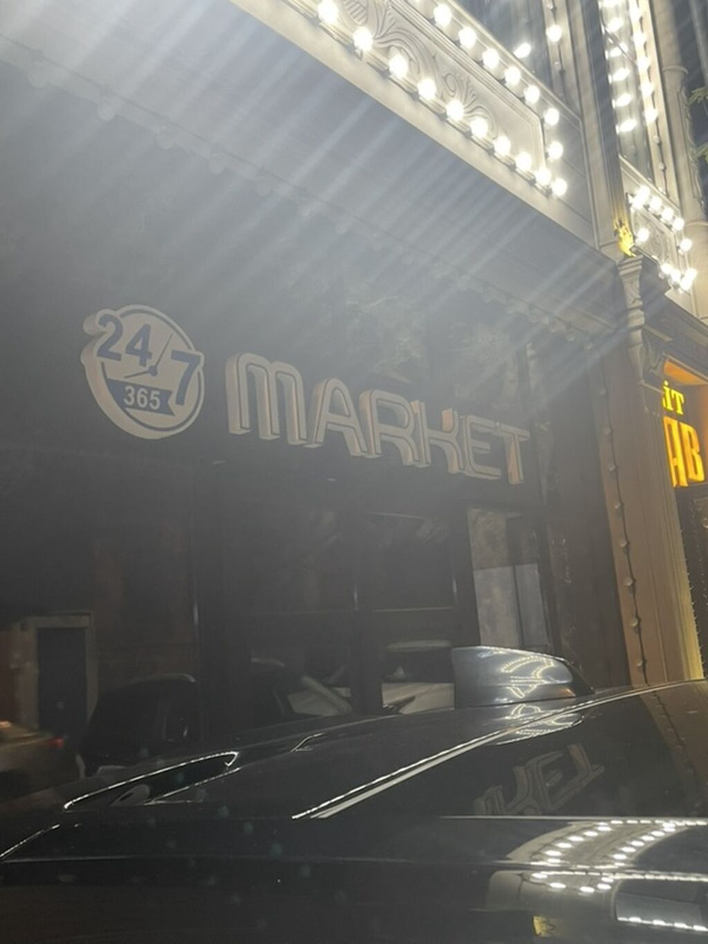24/7 Market – ilboyu açıq mağaza xidməti - Girişdə “24/7 365” işarəsi — Mallar, Gəncə (2)