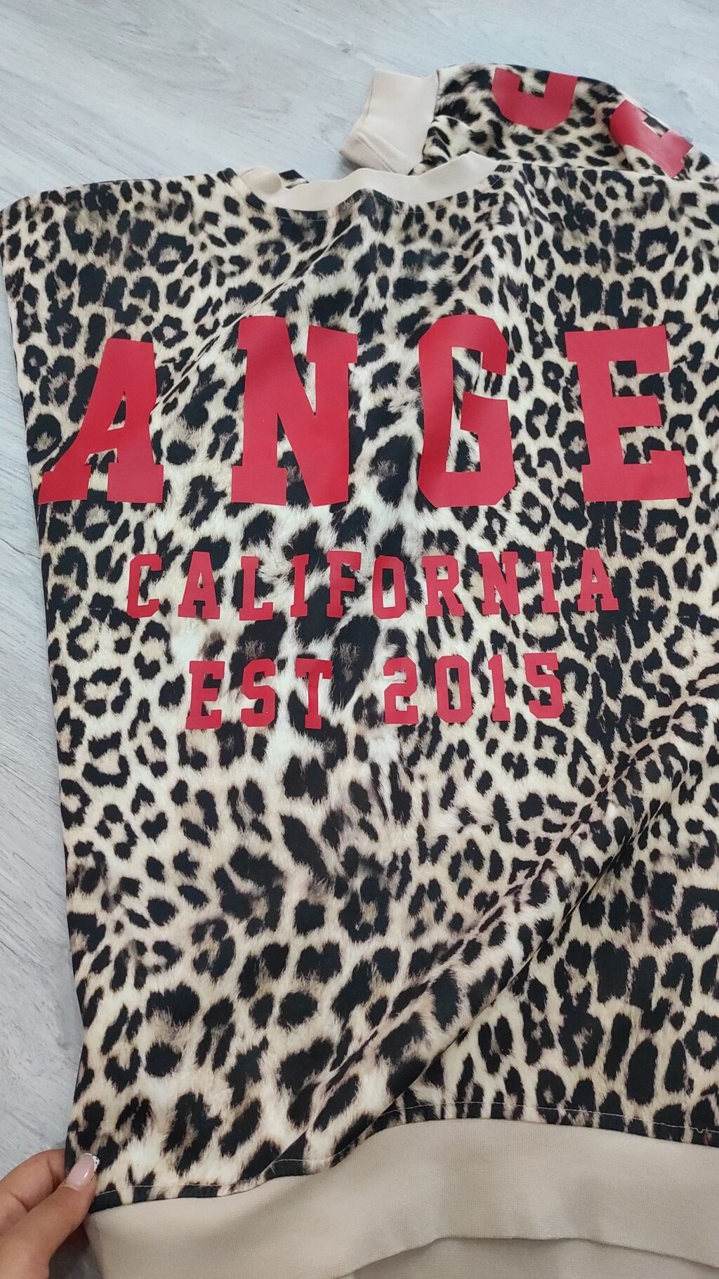 Leopard naxışlı sweatshirt - Üzərində qırmızı iri hərflərlə “ANGE”