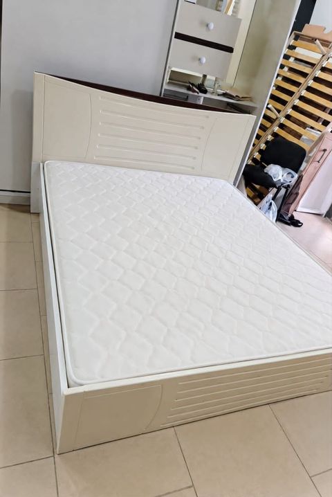 TAXT SATILIR ÖLCÜ 1,60/2 mt *Qiymət 110 azn* Matras yoxdu.Unvan