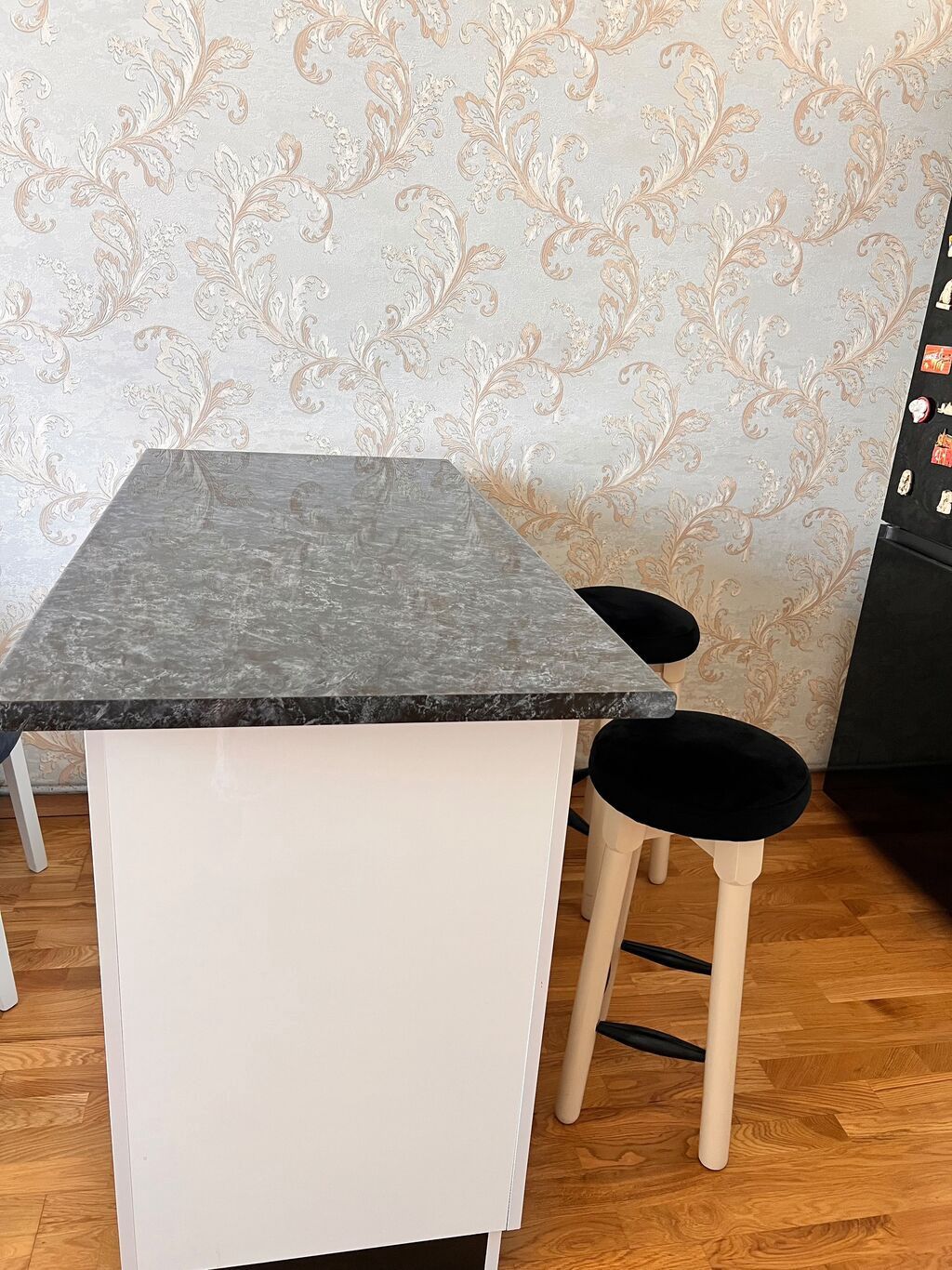 Bar stolu və ya şkaf, yanında 2 bar stolu ilə. Ölçüləri: 130 × 65 × 90 — Mebel, Xırdalan (2)