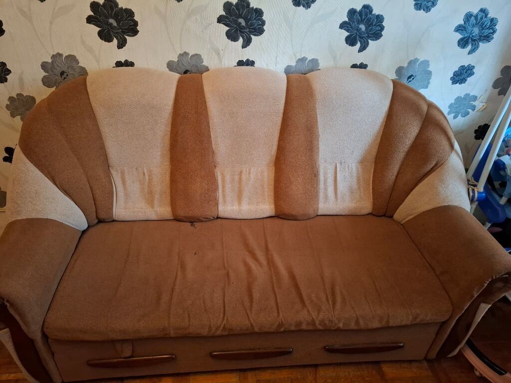 İki rəngli yumşaq divan - Ölçü: təxminən 2–2,1 m en. - Oturacaq