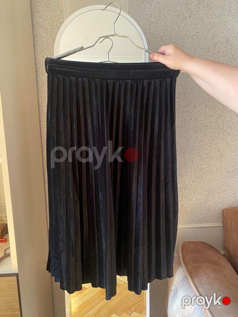 Qara plisirovkalı yubka və qırmızı bluza dəsti