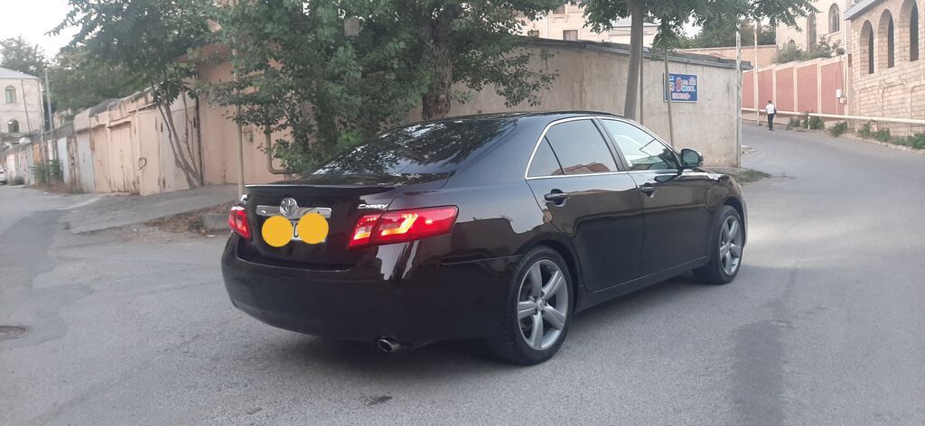 Toyota Camry – qara rəngdə, SERVIZ RESMI DILER.sedan kuzov. Ön LED — Avto, Bakı (7)