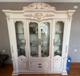 Klassik vitrin şkaf — ağ, qızılı ornamentli, türk istehsalı — Для гостиной