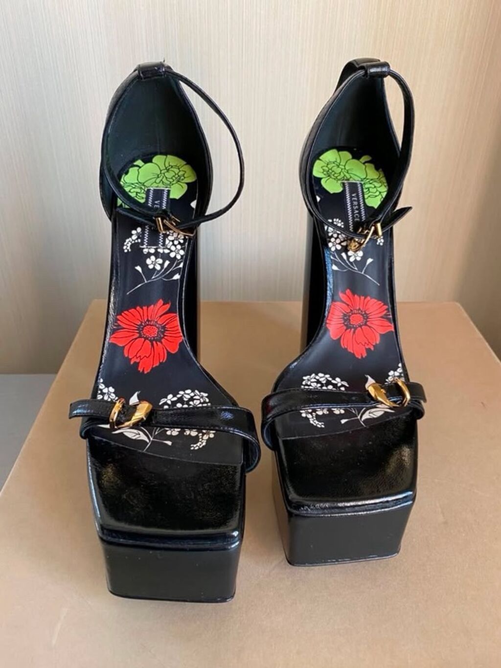 Bir neçe saat geyinilib. Alınıb: 1839Azn. Parçasız/Qutusuz. Versace — Sandal, Bakı (3)