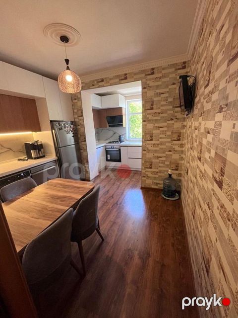 Satılır 3 otaqlı köhnə tikili 90 m²