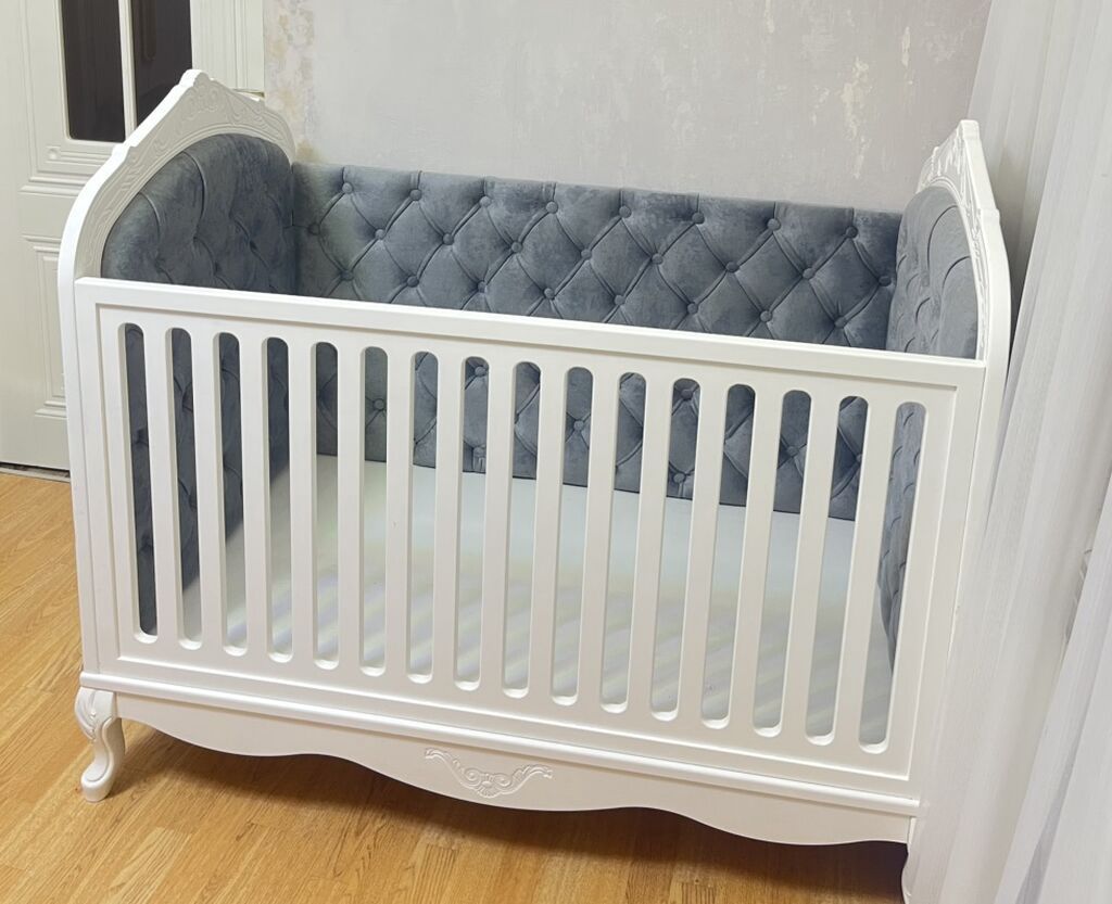 Uşaq beşiyi – klassik dizayn, yumşaq kapitonlu içliklə - Material: ağ