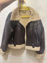 Qadınlar üçün isti içliyi olan qısa aviator/kürk effektli gödəkcə. - — Mallar