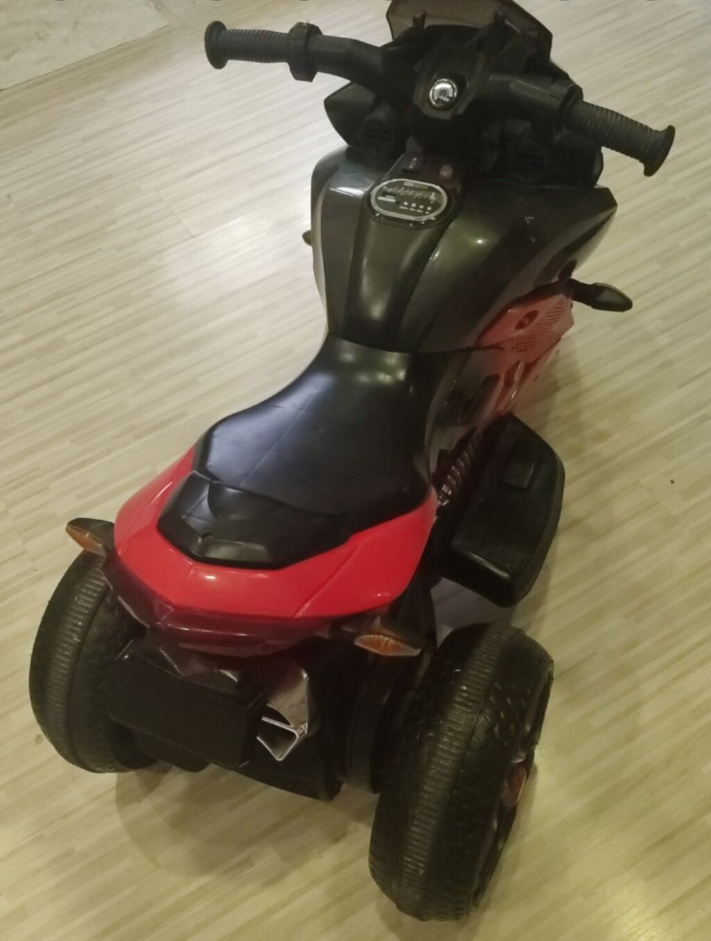 Uşaq üçün elektrikli üçtəkərli motosiklet (qırmızı-qara) - Dizayn
