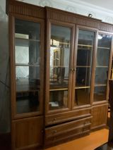 Klassik üslubda vitrinli qonaq otağı dolabı - Material: Taxta əsaslı — Ürünler