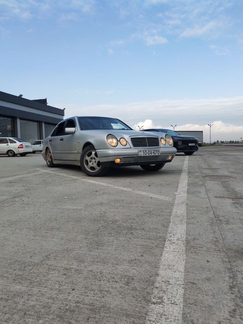 Avtomobil — Mercedes-Benz E-Class (W210)