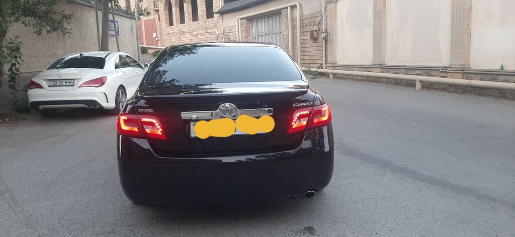Toyota Camry – qara rəngdə, SERVIZ RESMI DILER.sedan kuzov. Ön LED — Avto, Bakı (8)