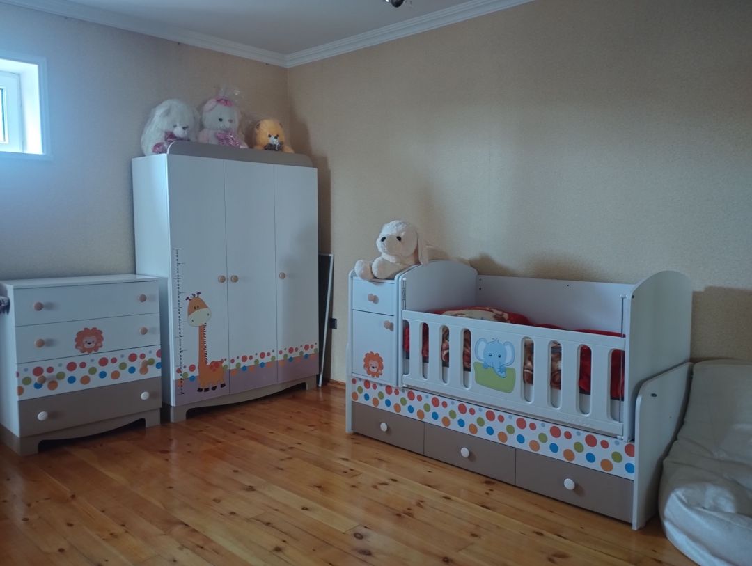 Uşaq mebeli dəsti — yenidoğul çarpayısı, şkaf, komod