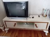 Klassik üslubda TV stendi - TV stendi: Krem-ağ rəngdə, qızılı naxışlı — Goods