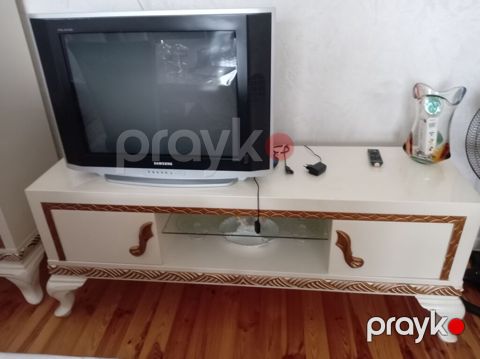Klassik üslubda TV stendi - TV stendi: Krem-ağ rəngdə, qızılı naxışlı