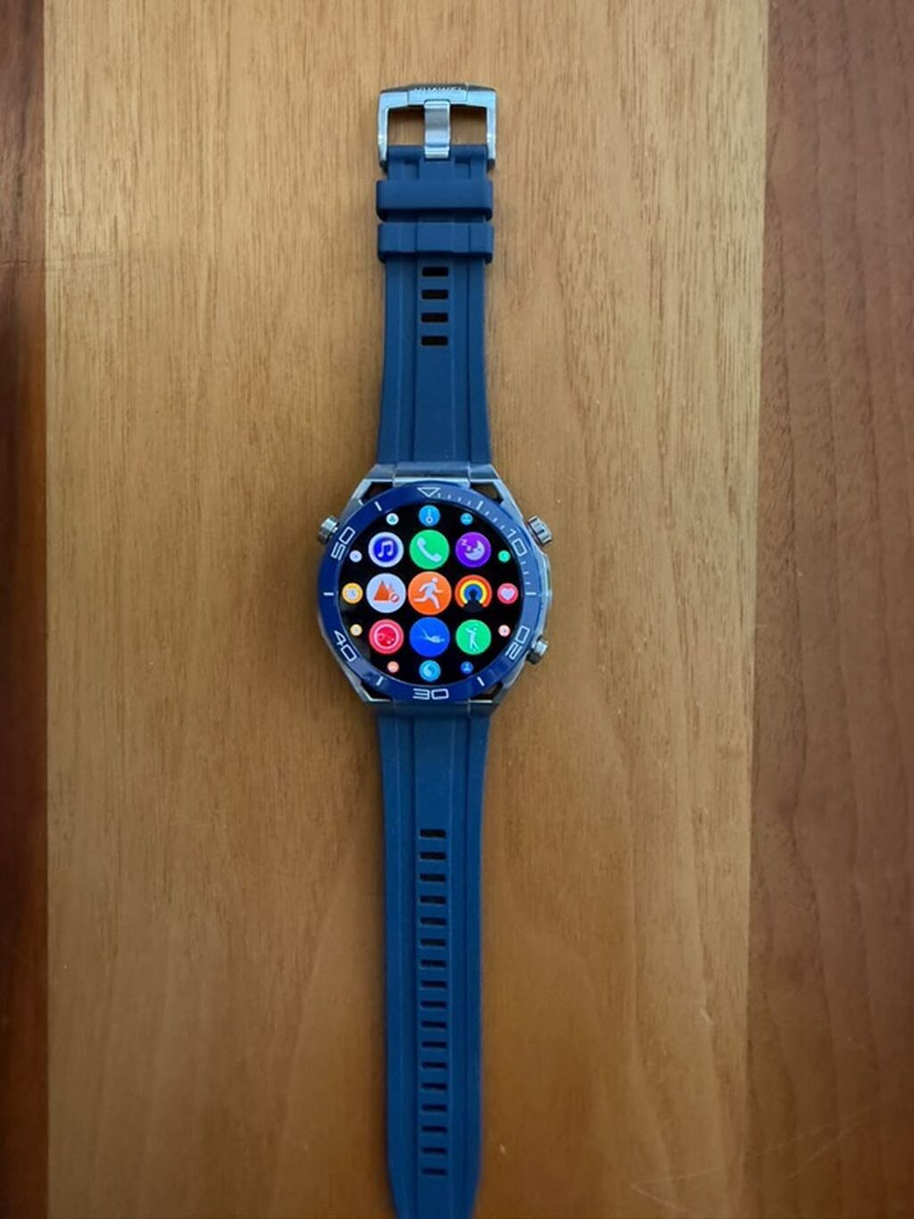 Huawei Watch Ultimate ağıllı saat. Premium dizayna malik modeldir