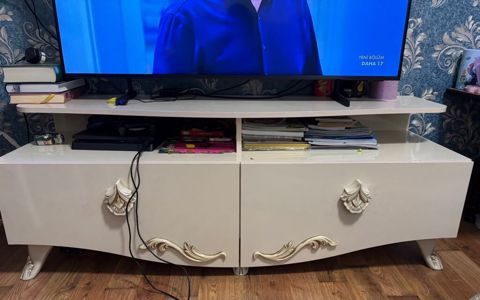 Klassik üslubda qonaq otağı mebel dəsti — 6 nəfərlik yemək masası, stullar, vitrin və TV altlığı