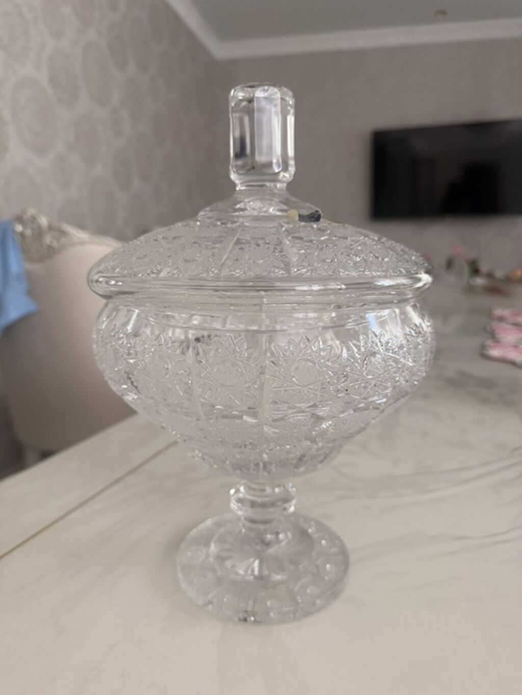 Kristal qapaqlı şirniyyat qabı - Material: şəffaf kəsmə kristal/şüşə