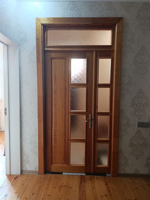İkili taxta iç qapı – üst transom şüşəli model - Material: təbii ağac