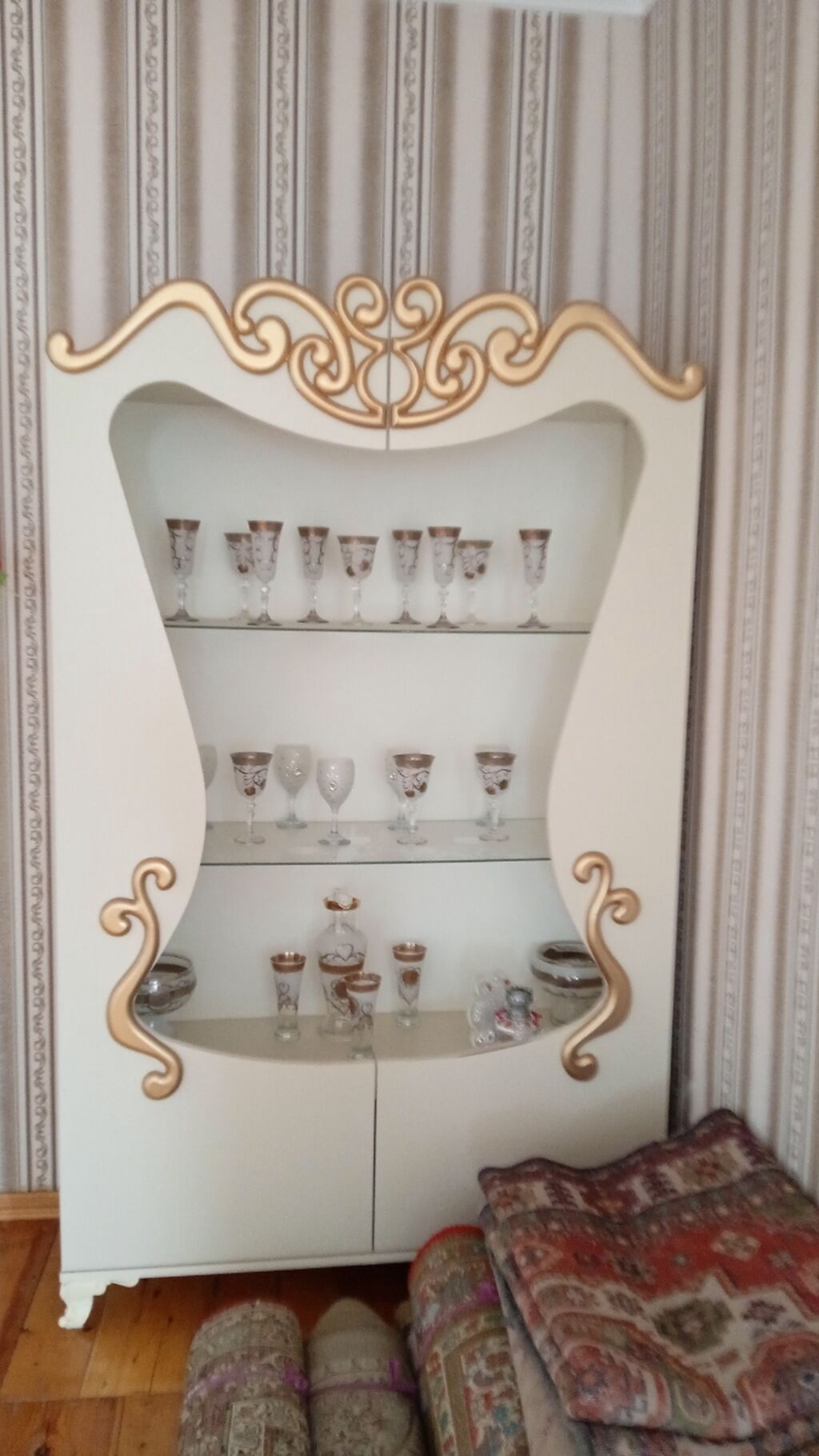 Vitrin dolabı – klassik üslubda, açıq krem, qızılı dekorativ