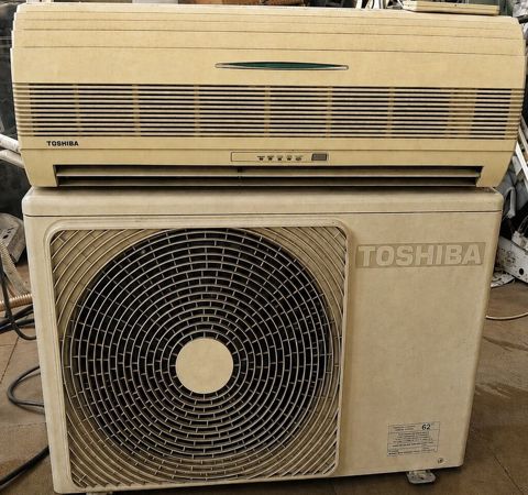 Toshiba kondisioner çox az istifade olunub.teze kimidi sadece rengi