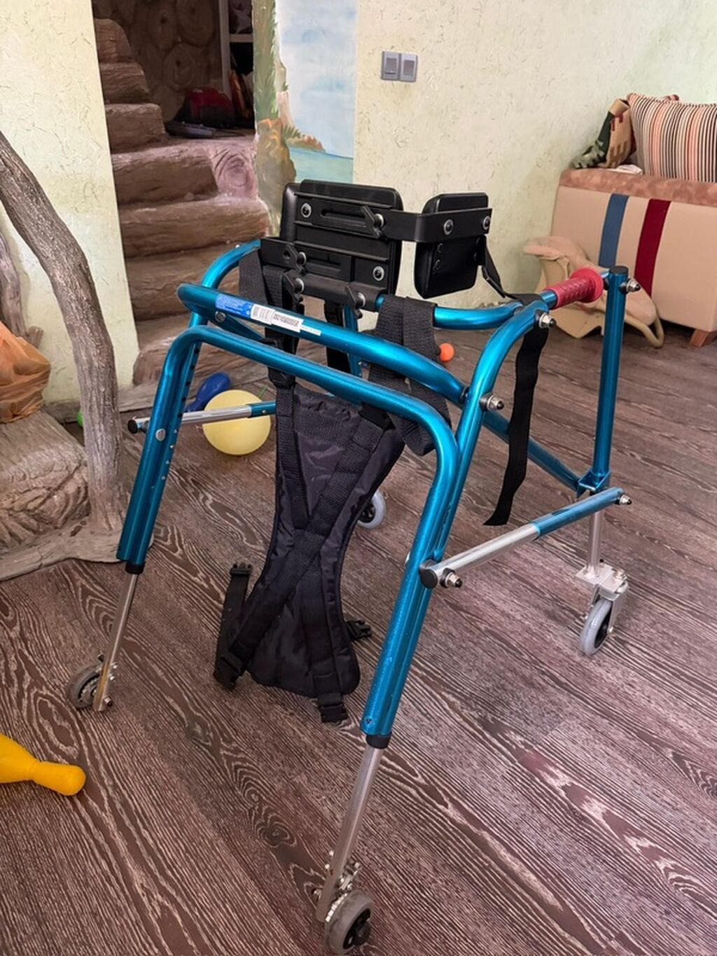 Uşaq üçün reabilitasiya gəzdiricisi (walker) – oturacaq və bel dayaqlı — Mallar, Digah