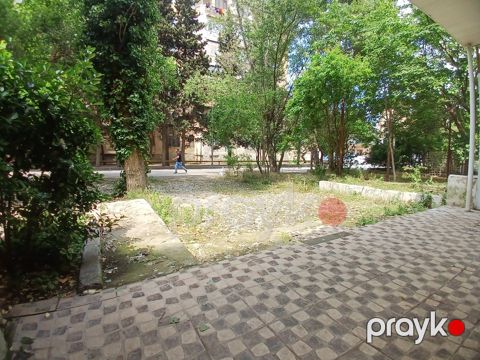 Satılır 3 otaqlı köhnə tikili 98 m² — Bakı