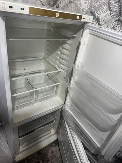 Indesit iki kameralı soyuducu - Aşağıda dondurucu bölmə, yuxarıda