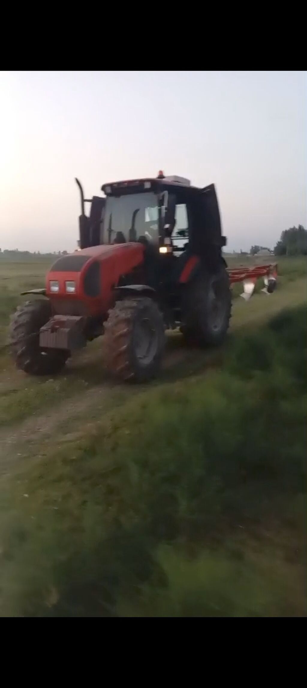 Kənd təsərrüfatı üçün güclü təkərli traktor - Rəng: qırmızı - Qapalı — Traktorlar, Tərtər